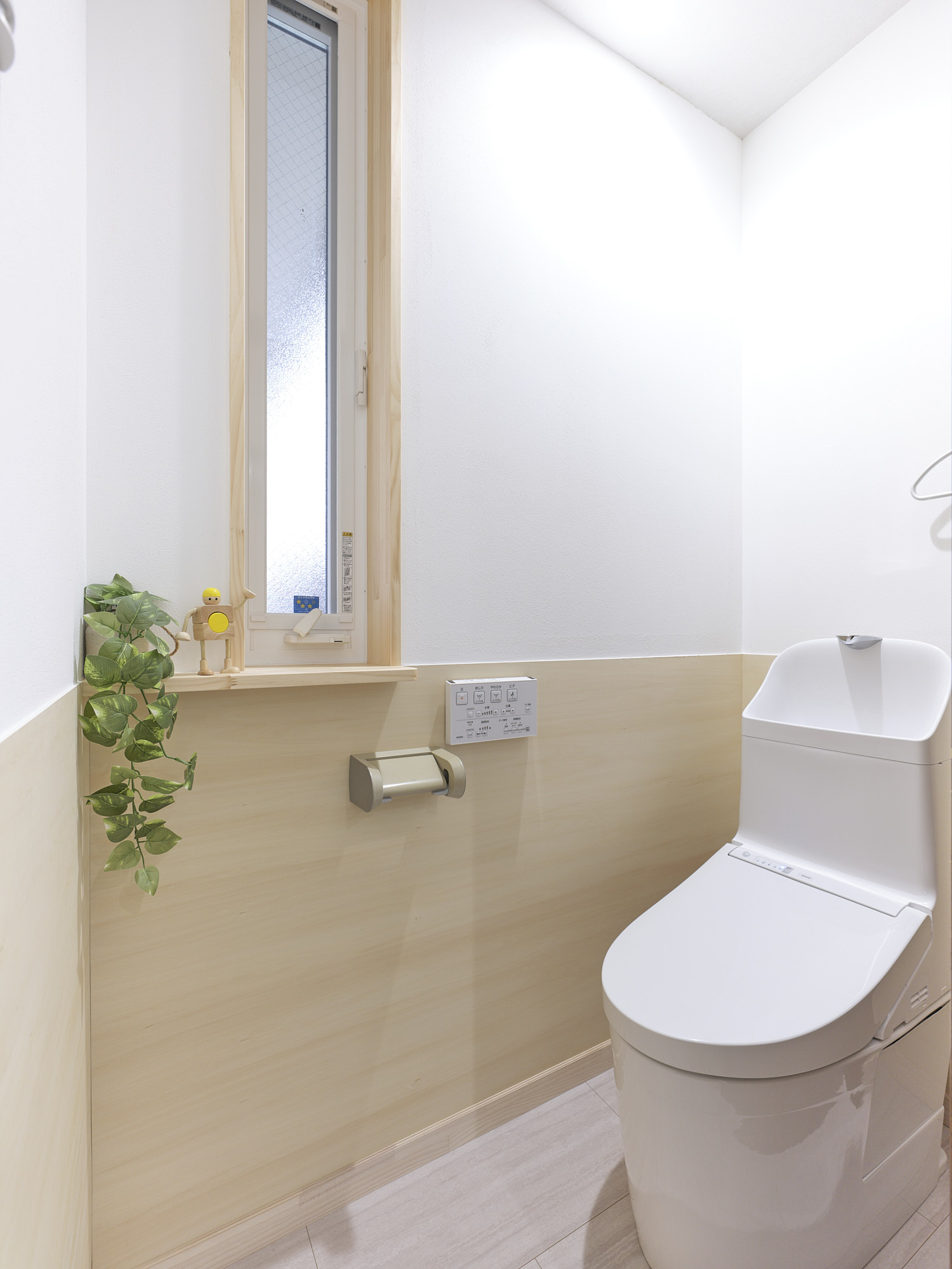 トイレリフォーム 施工事例 シナベニヤの腰壁とスイスウォールの壁